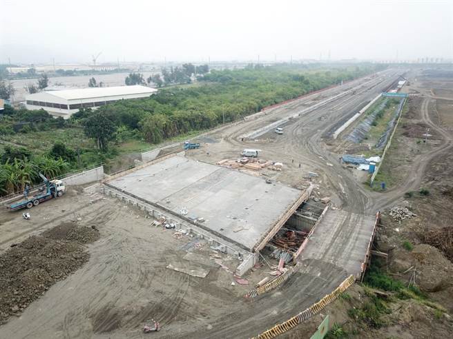 高雄新市镇1-2号道路东段工程空拍照，预计年底完工。（高雄市工务局提供／崔正纲高雄传真）