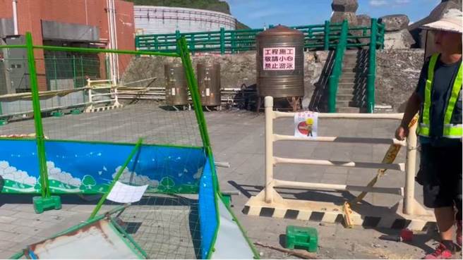 ▲民眾竟破坏施工围篱闯入，硬是要游泳，相当危险。（翻摄画面／徐佑升基隆传真）