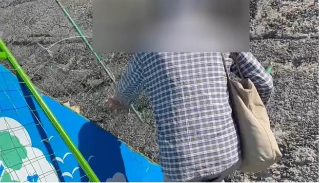 ▲坚持要去施工中的海兴游泳池游泳的泳客，跨过围篱闯入游泳，相当危险。（翻摄画面／徐佑升基隆传真）