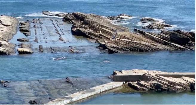 ▲违规闯入海兴游泳池游泳的泳客。（翻摄画面／徐佑升基隆传真）