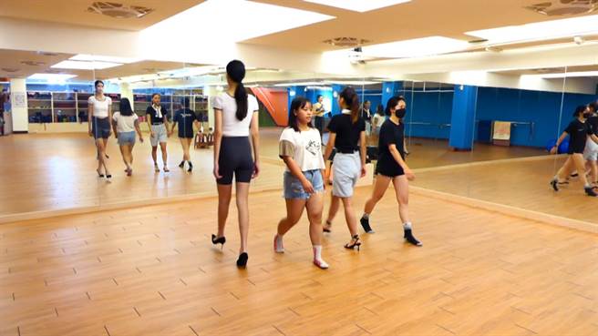 台东部落少女参加马卡巴嗨公主勇士选拔暨培训课程，首次穿高跟鞋走秀，笑说「走路会歪歪」。（台东市公所提供／萧嘉蕙台东传真）