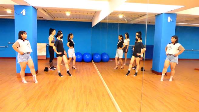 女学员们初体验穿高跟鞋走秀，有人大喊「脚痛」，也有人惊呼「原来我有驼背」。（台东市公所提供／萧嘉蕙台东传真）