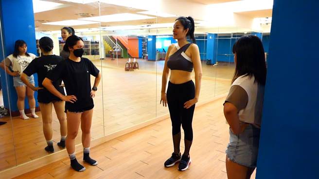 课程导师高梅龄（中）表示，美姿美仪训练可以改善驼背、增加自信。（台东市公所提供／萧嘉蕙台东传真）