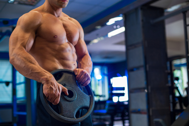 健身房MeToo！猛男教练摸腰、耳边吹气喊「你好可爱」，男客颤抖崩溃…。（示意图／shutterstock）