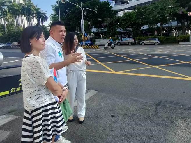 台中市大里区中兴路一段270号前的路口框宽广、车流量庞大，每每行人要穿越马路到对向都胆战心惊，台中市议员江和树（中）6日邀集相关单位会勘，争取增设红绿灯。（潘虹恩摄）