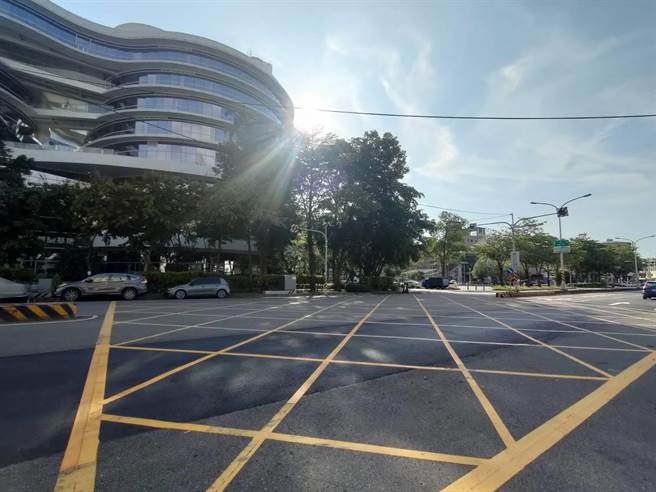 台中市大里区中兴路一段270号前的路口框宽广、车流量庞大，每每行人要穿越马路到对向都胆战心惊，也曾发生过车辆撞行人死亡事件。（潘虹恩摄）