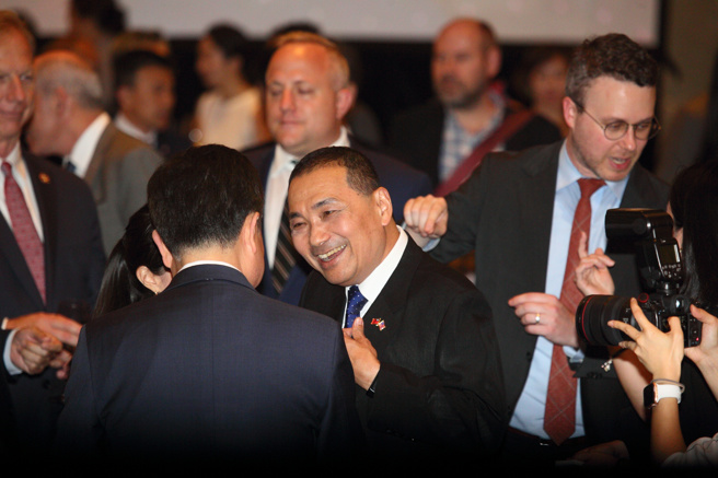 美國在台協會（AIT）6日舉辦獨立紀念日247周年慶祝酒會，國民黨總統參選人侯友宜（中）出席，與現場來賓交換意見。（張鎧乙攝）