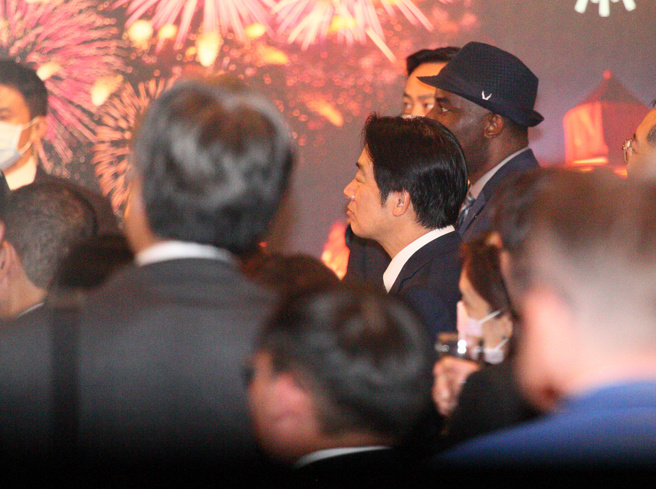 美國在台協會（AIT）6日舉辦獨立紀念日247周年慶祝酒會，副總統賴清德（中）應邀出席酒會。（張鎧乙攝）