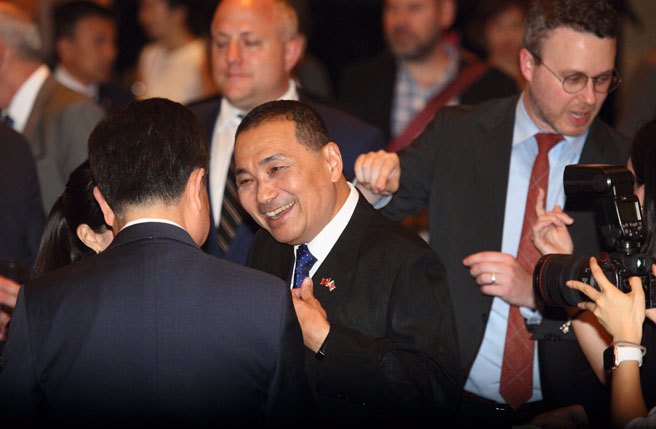 美國在台協會（AIT）6日舉辦獨立紀念日247周年慶祝酒會，國民黨總統參選人侯友宜（中）出席，與現場來賓交換意見。（張鎧乙攝）