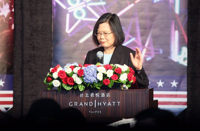 美國在台協會（AIT）6日舉辦獨立紀念日247周年慶祝酒會，蔡英文總統（如圖）致詞時表示，不論下一任總統是誰，台美關係都會持續深化，相信他們會毫不猶豫的認同，她還當場點名三位參選人，「可以舉手一下嗎？說YES！」（張鎧乙攝）
