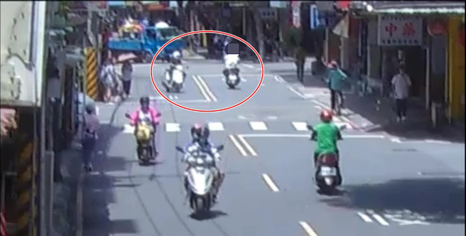 新北市1名吳姓男子，日前因騎機車抽菸遭警方攔查，他非但不停還加速跑給警察追。（翻攝畫面）