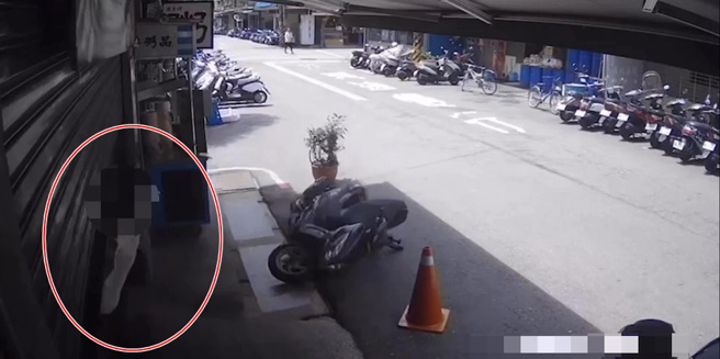 男子騎乘至松柏街某店家前停車，立即跑進民宅，但他因為太緊張進屋時頭部撞到鐵門摔倒。（翻攝畫面）