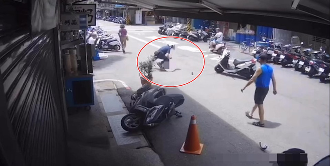 警員見狀立即上前將男子壓制在地，並通報線上警力支援。（翻攝畫面）