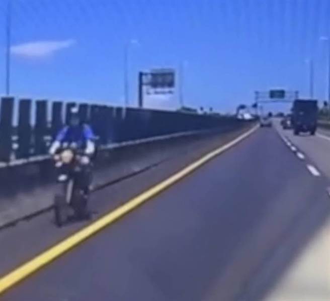 網傳一段影片顯示，有輛機車不僅騎上國道3號屏東竹田段，還逆向行駛，對此，警方將調閱相關影像追查。（民眾提供／謝佳潾屏東傳真）