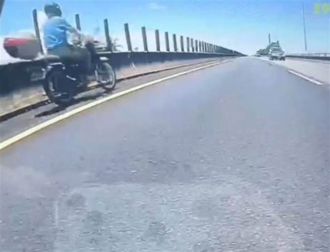 網傳一段影片顯示，有輛機車不僅騎上國道3號屏東竹田段，還逆向行駛，對此，警方將調閱相關影像追查。（民眾提供／謝佳潾屏東傳真）