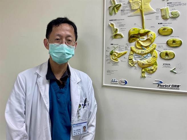 台中乌日林新医院胃肠肝胆科主任赵俊钦表示，健检肝指数正常不代表没有B、C型肝炎带原，呼吁符合政府免费筛检资格的民眾及早筛检、及早发现并治疗。（张亦惠摄）