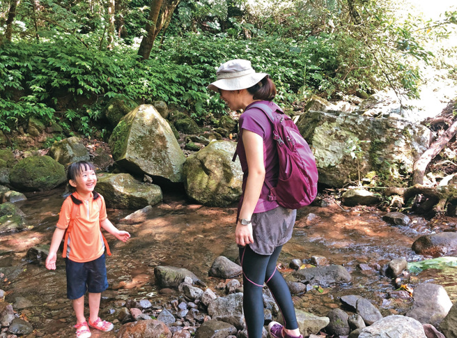 適合暑期的戶外活動有許多選擇，台北郊山環繞，加上完善的大眾交通運輸，讓孩子親近山林變得容易。（攝影／余業文）