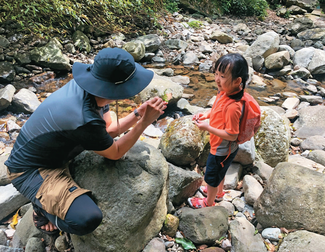 親子健行時可就地取材製造玩具，為行程平添樂趣。（攝影／余業文）