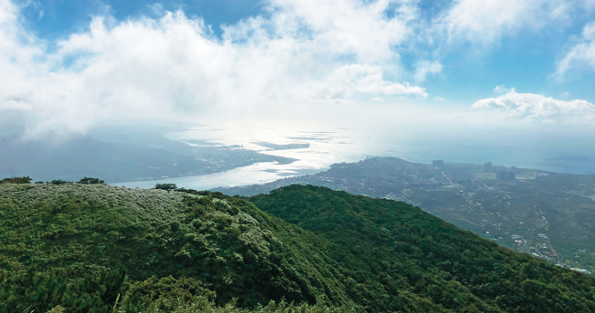 登上面天山山頂，遠眺寬闊美景。（攝影／余業文）