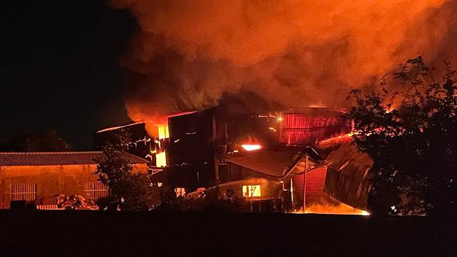 台南市麻豆区中民里一家泡棉工厂，今天晚间8点突然起火，烈焰衝天，十分吓人。（读者提供／张毓翎台南传真）