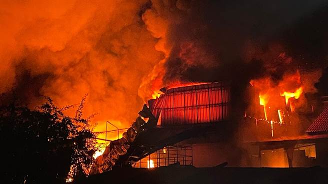 因工厂内都堆放易燃的泡棉，让火势迅速延烧。（读者提供／张毓翎台南传真）