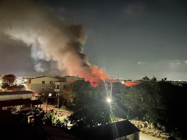 麻豆泡棉工厂晚间大火 ，浓浓黑烟直窜天际。（读者提供／张毓翎台南传真）