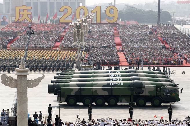 前大使介文汲6日表示，「中国大陆虽然说有航空母舰、055大驱、轰-6K、核潜艇，但这些都是载台，真正的打击性武器就是飞弹系统」。图为东风26于中共建政70周年阅兵亮相。（图／中新社）