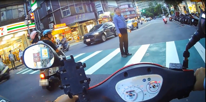 有民眾骑车经过永和某路口时，遇到一名中年男子停在斑马线上不动，甚至还「仰望天空」。（图／郭姓网友授权使用）