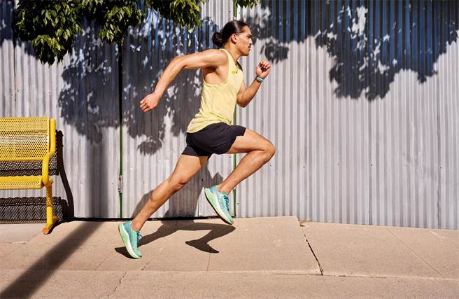 HOKA针对高阶竞速市场推出Mach X，多层次中底材质加入Pebax推进板，展现经营高阶市场企图。（HOKA提供／朱世凯台北传真）