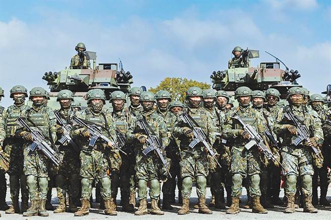 国防部近日公布《志愿士兵选训实施办法》第4条、第8条修正草案，拟放宽志愿役士兵徵选条件及体格限制，男性身高下限降为152公分，女性则降至150公分。（本报资料照片）