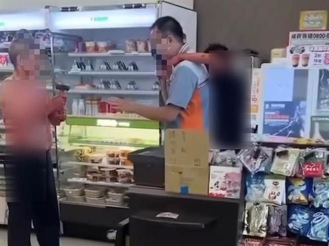 行凶男子見其子躲到超商店員後方，仍手拿榔頭不發一語直視前方。（翻攝臉書爆廢公社二館／孫英哲彰化傳真）