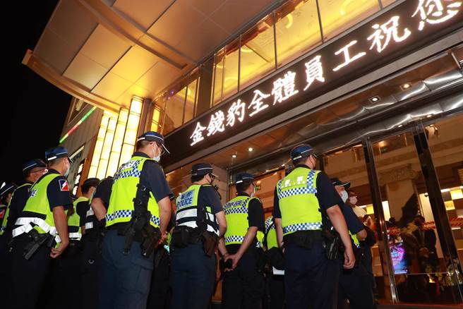 台中市警方锁定辖区八大营业场所临检，查缉不法。（台中市警察局提供／张妍溱台中传真）