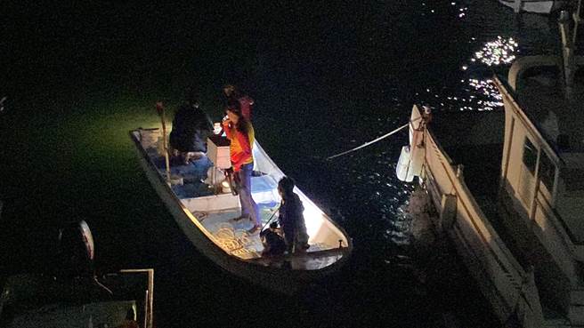 2023.07.06澎湖縣★救援人員將潛水撈捕海膽溺斃的漁民拉上其自用小船。（警消提供／許逸民澎湖傳真）