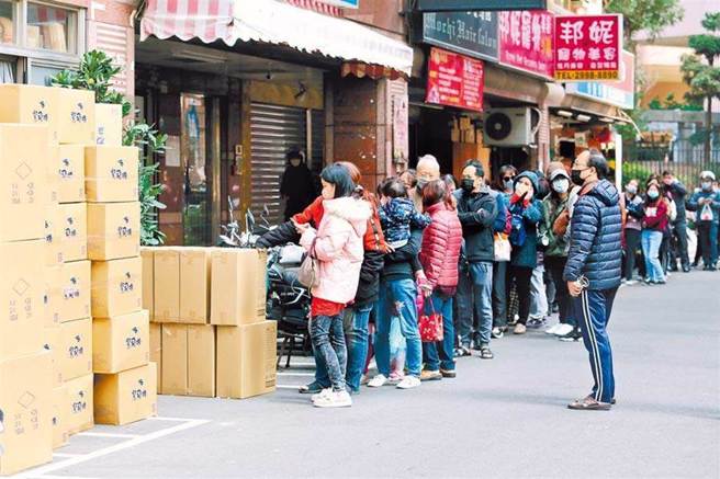 一名网友不满表示，自己点了16颗饭糰，老板娘却一直出给后面点一两颗的客人，比他后来的10个人都走了都还没拿到餐。(示意图／资料照、黄世麒摄)