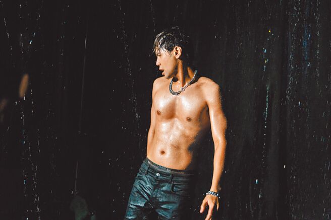 陈零九在〈碎片〉MV裸上身展现健壮身材。（滚石唱片提供）