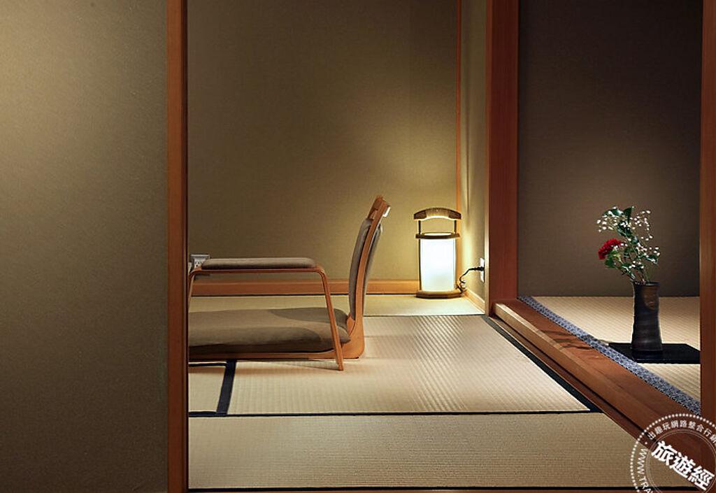 加賀屋_在日本傳統「數寄屋」形式裝潢客房飯店拍出一系列網美照，不能錯過房內景觀溫泉浴。（圖／業者提供）