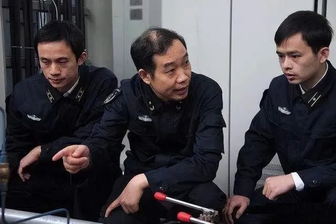 中国工程院院士马伟明（图中）发表最新研究成果时，也提议要打造集成电磁轨道炮、雷射武器以及大功率微波武器于一身的超级战舰。（图／新浪网）