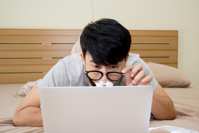 某学校传出有学生行为偏差，竟在教室观看色情片。（示意图／Shutterstock）