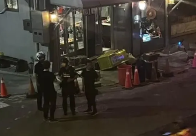 澎湖「4万1」海鲜店遭球棒砸店，警方到场了解原因。(翻摄自爆料公社)