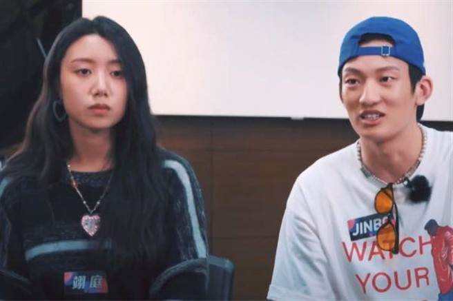 翊庭跟JINBO改编〈你那么爱她〉，看着歌词想了三天三夜。（东风卫视提供）