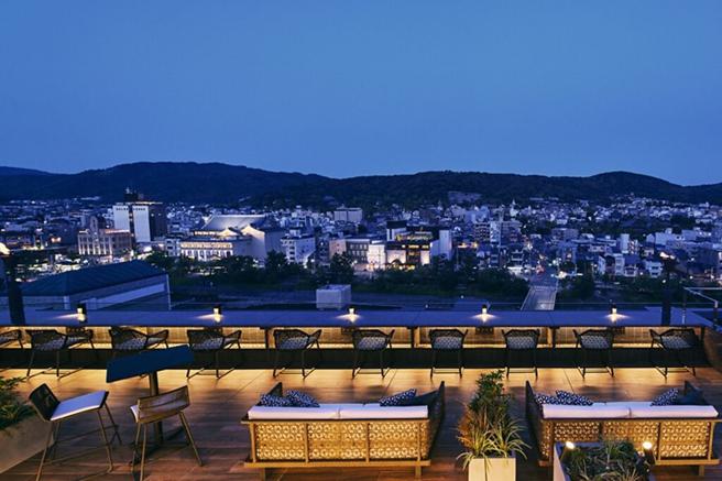 頂樓展望台具備休憩區與足湯，能遠眺京都東山景色度過悠閒時光。（圖／Sun Frontier Fudousan Co., Ltd.）