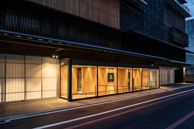 外觀飄散濃濃京町家風情是「Prince Smart Inn 京都三条」的一大特色。（圖／王子大飯店）