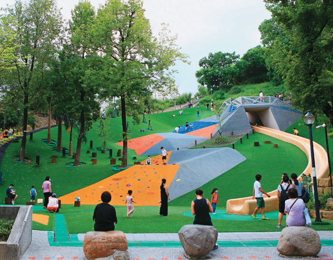 文山森林公园的「趣探险之丘」，规画攀岩场、超长滑梯等令人玩兴大开的游具，公园深处并设有天空步道，在都市里即可享受森林芬多精。（图／可大王）