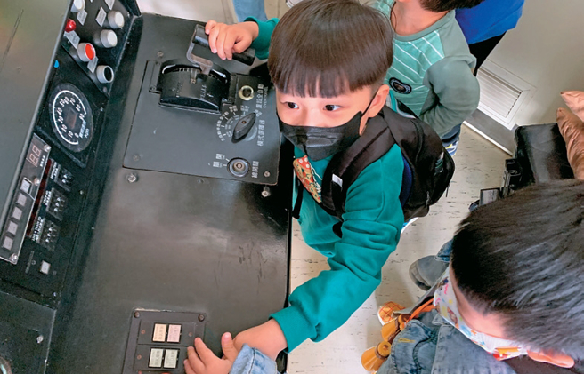 小朋友乐此不疲地在逃生体验营中试玩机关、按钮。（图／可大王）