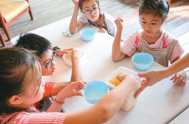小朋友在「随野家」亲手准备天然鸡饲料。（摄影／赖智扬）