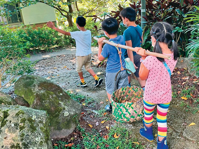 小朋友在产地亲身体验採收作物的乐趣。（图／二崎生态休閒农场）