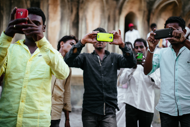 印度推出相当便宜的手机与资费方案推动网路服务发展。（示意图／shutterstock）