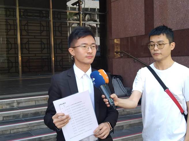 台北市議員侯漢廷不滿民進黨總統參選賴清德、立委王定宇、吳思瑤、名嘴謝金河11人於服貿議題造謠，指服貿將「開放陸人來台搶工作」，藉此攻擊侯友宜、柯文哲，7日到台北地檢署告發賴清德、謝金河11人違反《社會秩序維護法》及《正副總統選罷法》。（陳志賢攝）