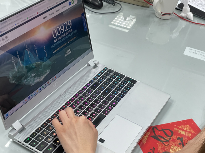 最后买进日与持有日为7/18，股息入袋则在8/14，由于预计首次配息年化配息率将有8.55%水准，让投资人纷纷抢进。(图/中时新闻网摄)