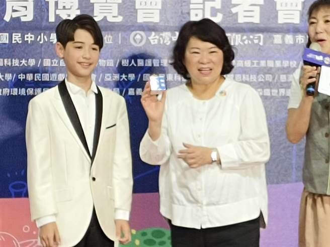 Q力伊莱秒翻转魔术方块，市长黄敏惠惊呼太讚了。（廖素慧摄）